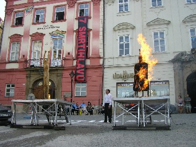 Veřejná poprava na Zelném trhu Brno 2004 - Pocta upáleným a sebeobětovaným - Festival 7 smrtihlavů divadla Husa na provázku v Brně, účinkuje Vladimír Hauser, hudba Pavel Fajt
