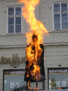 Veřejná poprava na Zelném trhu Brno 2004 - Pocta upáleným a sebeobětovaným - 