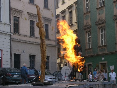 Veřejná poprava na Zelném trhu Brno 2004 - Pocta upáleným a sebeobětovaným - 