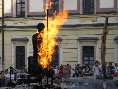 Veřejná poprava na Zelném trhu Brno 2004 - Pocta upáleným a sebeobětovaným - 