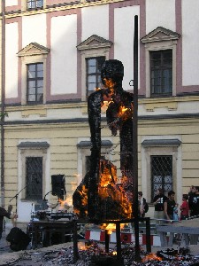 Veřejná poprava na Zelném trhu Brno 2004 - Pocta upáleným a sebeobětovaným - 